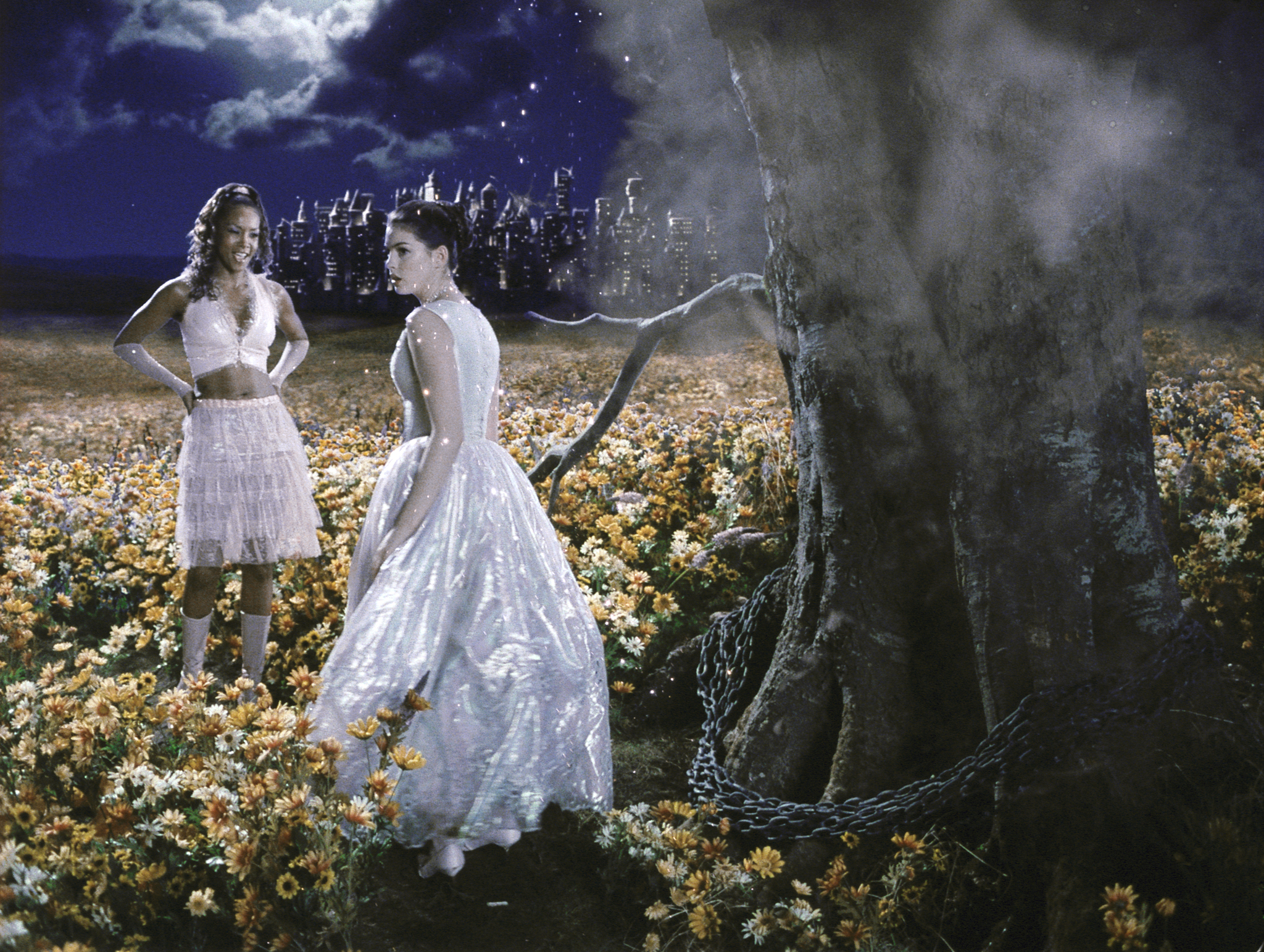 Still of Vivica A. Fox and Anne Hathaway in Ella Enchanted (2004)