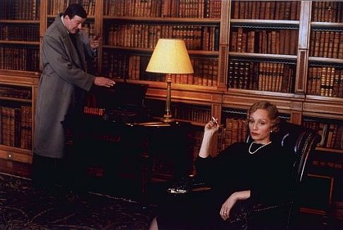 Still of Kristin Scott Thomas and Stephen Fry in Gosford Park (2001)