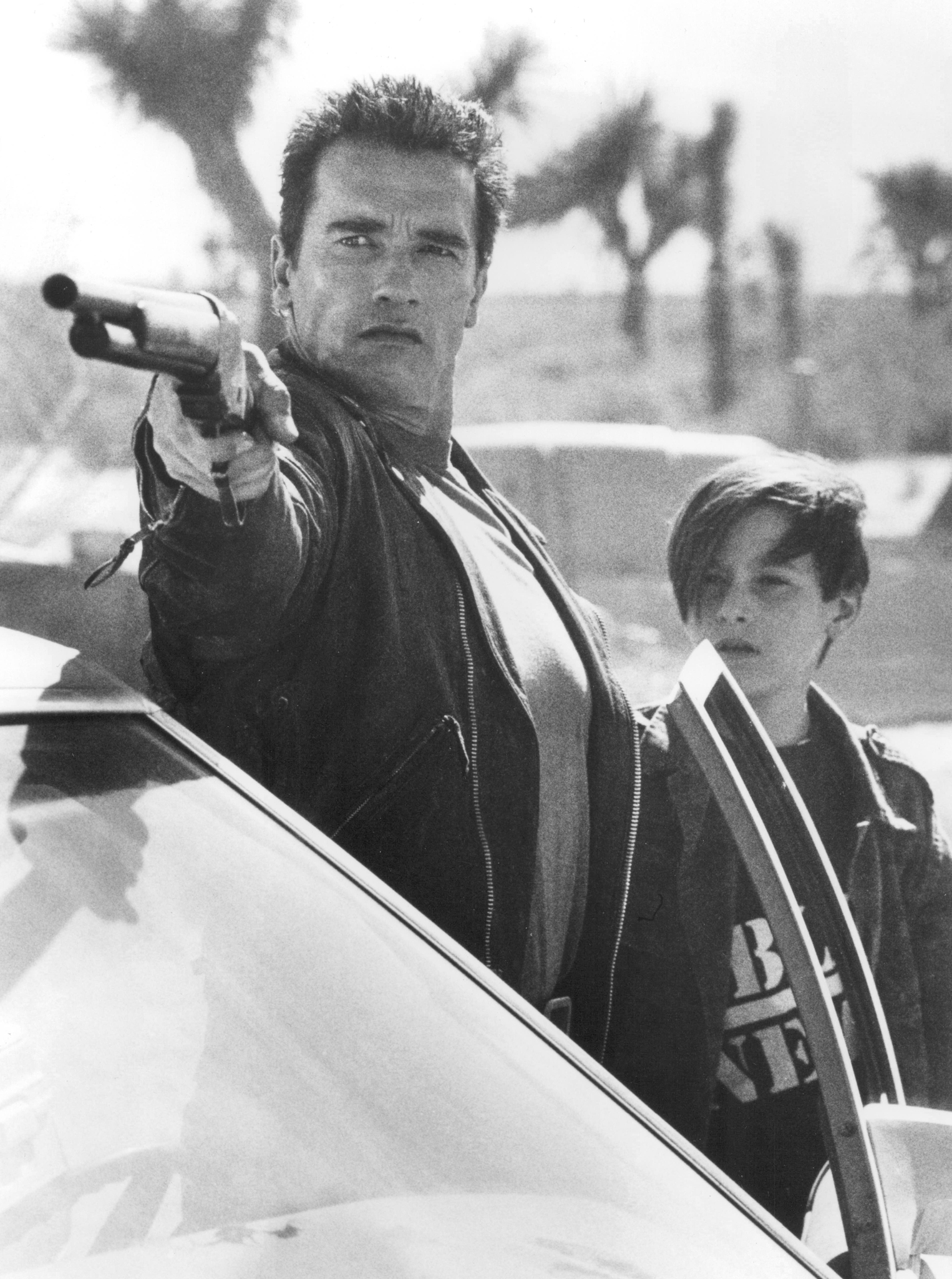 Still of Arnold Schwarzenegger and Edward Furlong in Terminatorius 2: paskutinio teismo diena (1991)