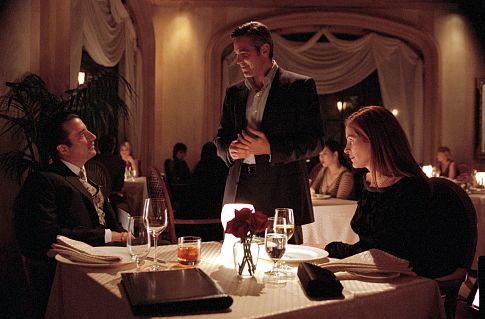 Still of George Clooney, Julia Roberts and Andy Garcia in Ocean's Eleven (2001)