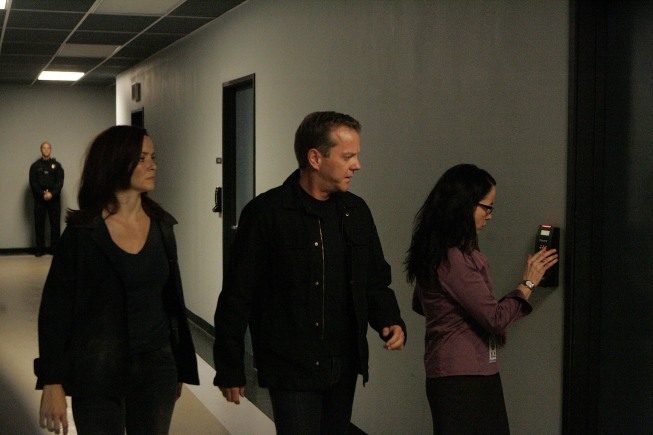 Still of Janeane Garofalo, Kiefer Sutherland and Annie Wersching in 24 (2001)