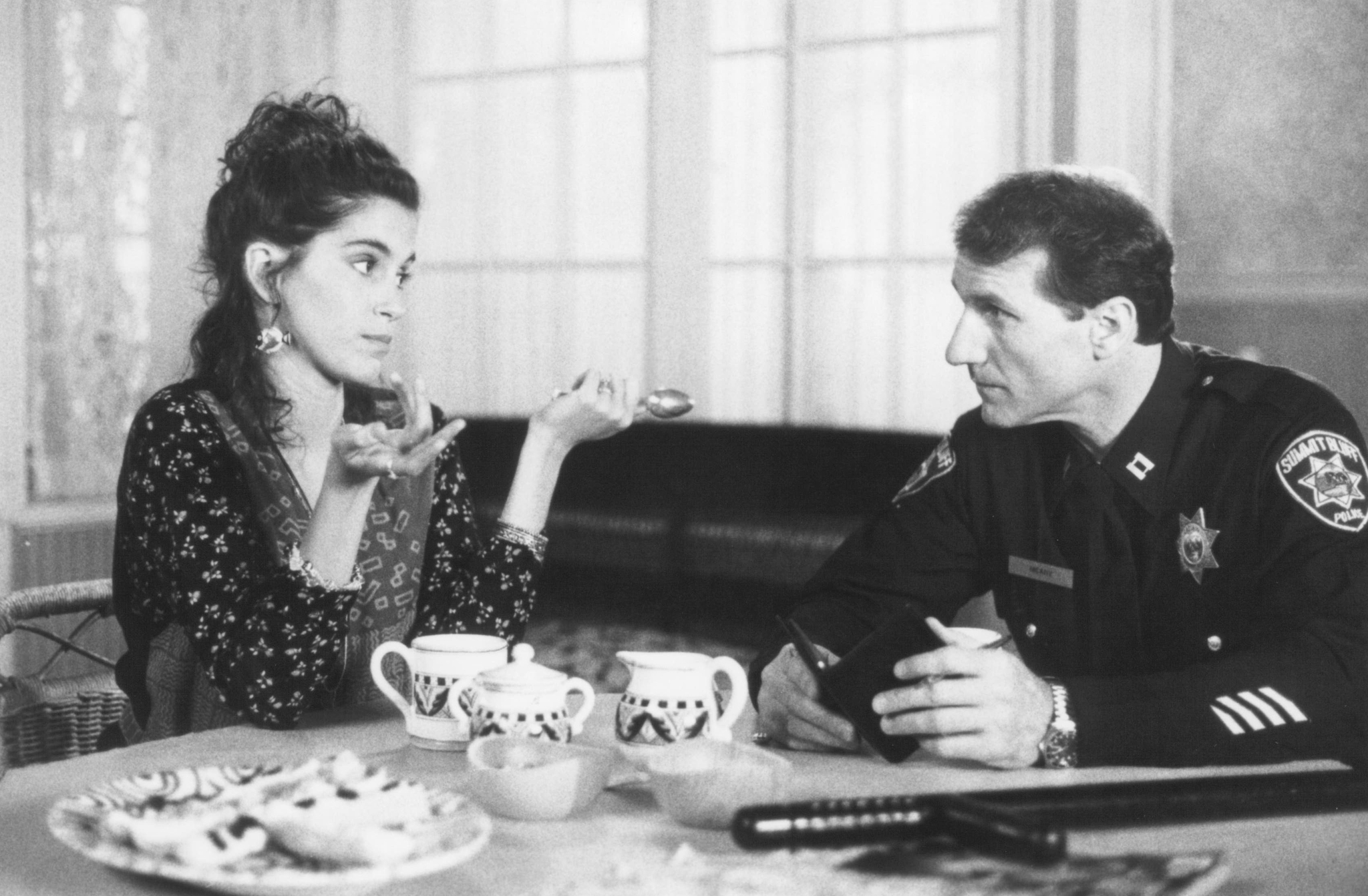 Still of Jami Gertz and Ed O'Neill in Sibling Rivalry (1990)