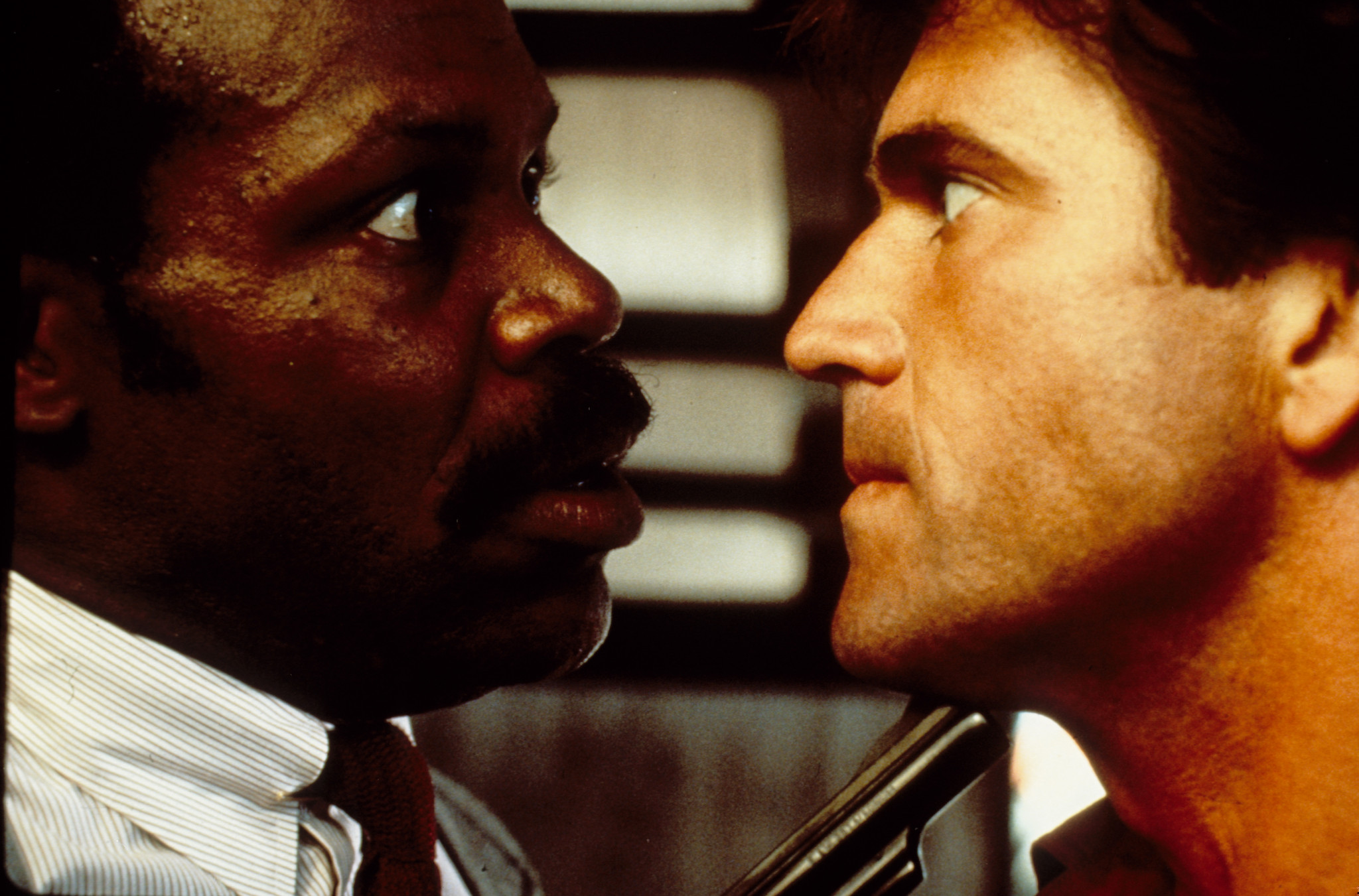 Still of Mel Gibson and Danny Glover in Mirtinas ginklas (1987)