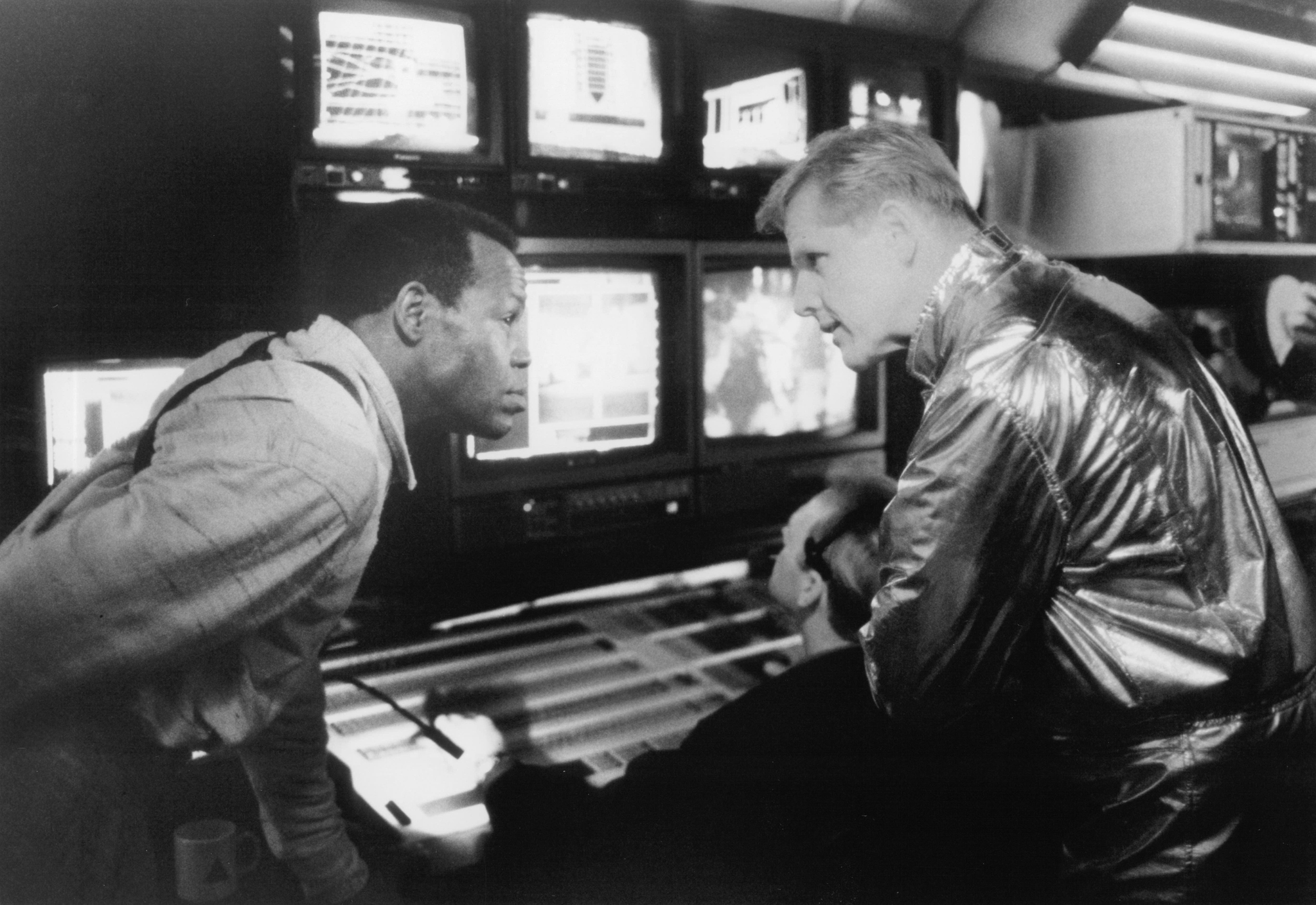 Still of Danny Glover and Gary Busey in Predator 2 (1990)