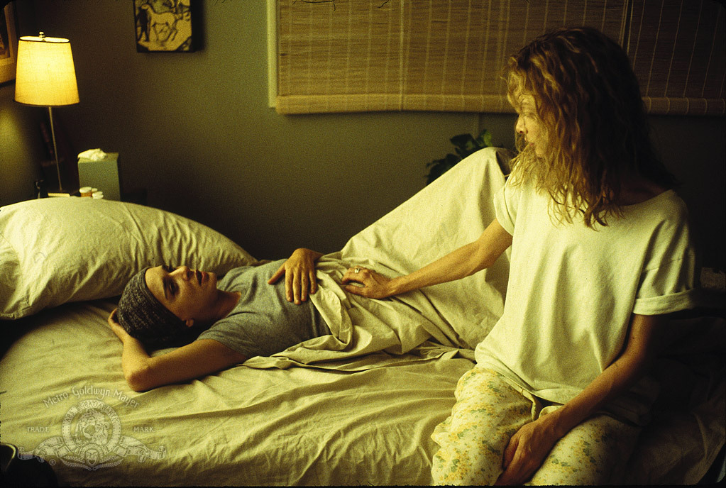 Still of Valeria Golino and Calista Flockhart in Things You Can Tell Just by Looking at Her (2000)