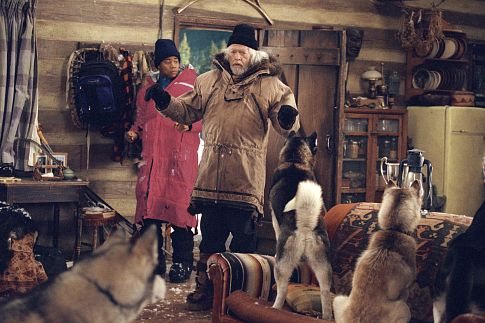 Still of James Coburn and Cuba Gooding Jr. in Snow Dogs (2002)