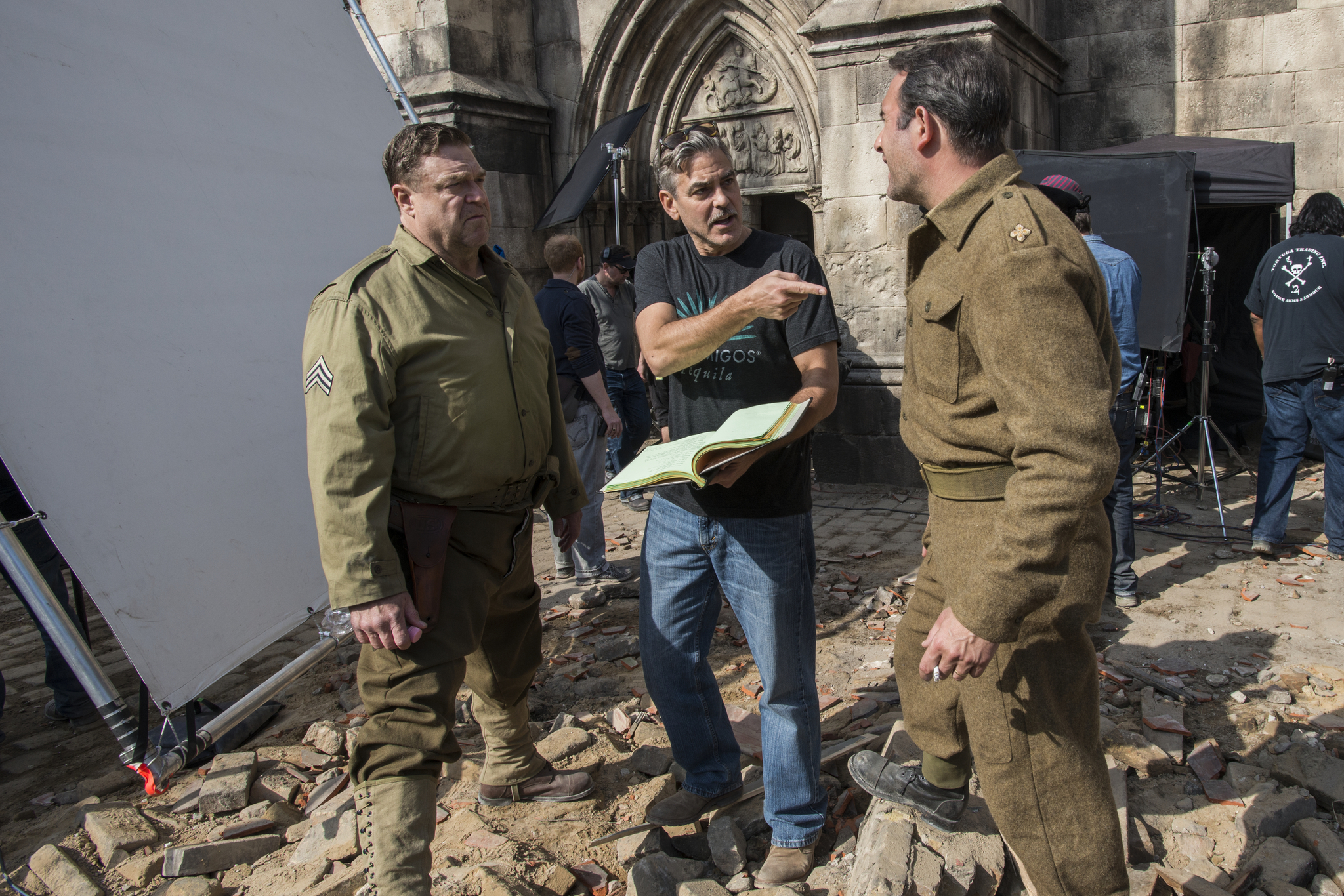 George Clooney, John Goodman and Jean Dujardin in Brangenybiu medziotojai (2014)