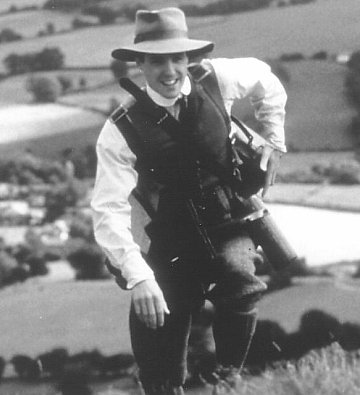 Still of Hugh Grant in The Englishman Who Went Up a Hill But Came Down a Mountain (1995)