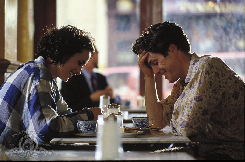 Still of Hugh Grant and Andie MacDowell in Ketverios vestuves ir vienerios laidotuves (1994)