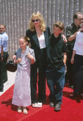 Melanie Griffith at event of Zvaigzdziu karai: epizodas I. Pavojaus seselis 3D (1999)