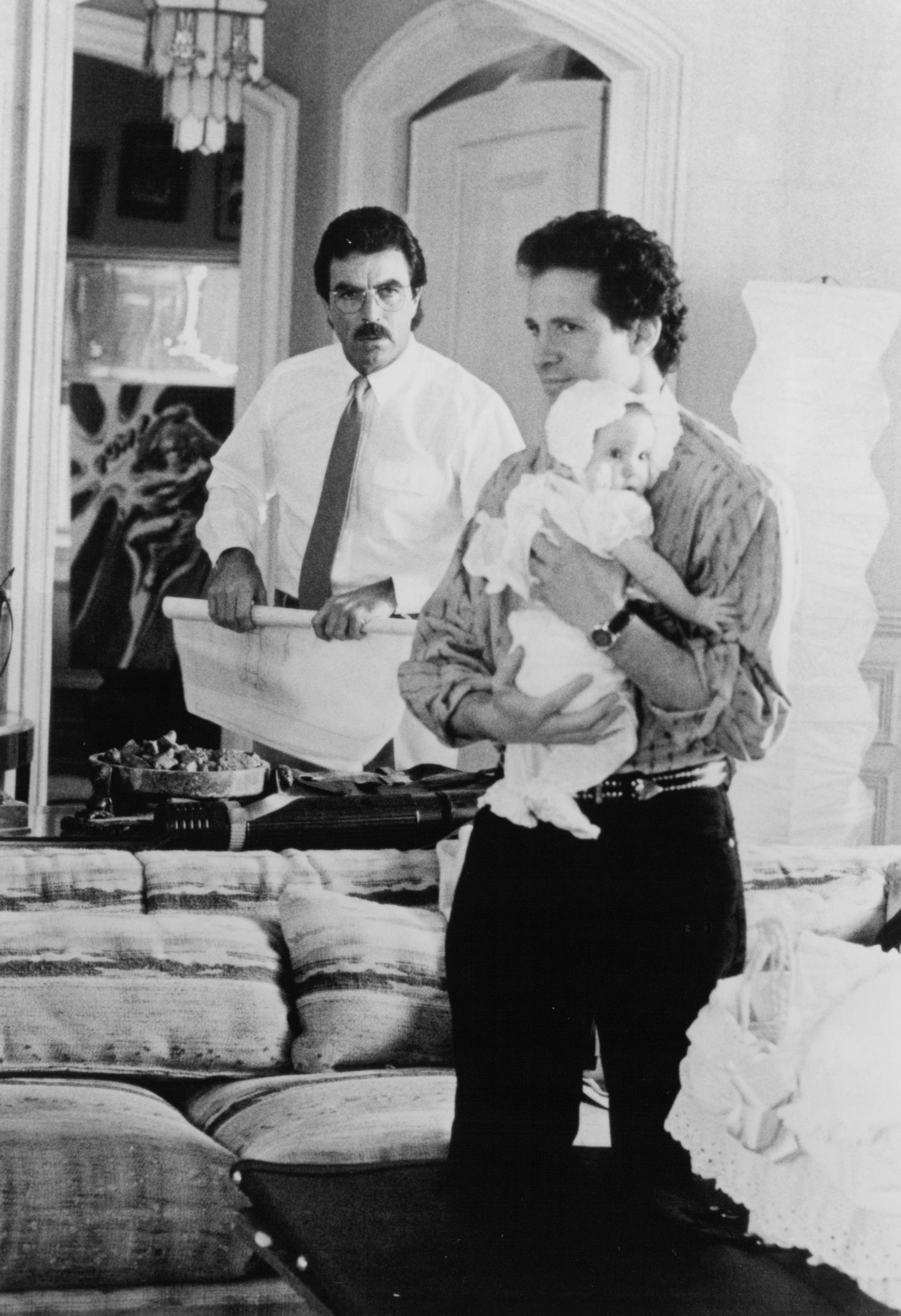 Still of Steve Guttenberg and Tom Selleck in 3 Men and a Baby (1987)