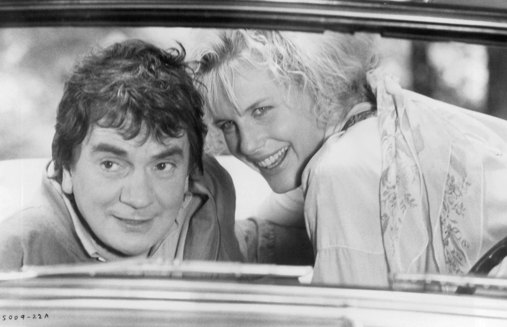 Still of Daryl Hannah and Dudley Moore in Crazy People (1990)