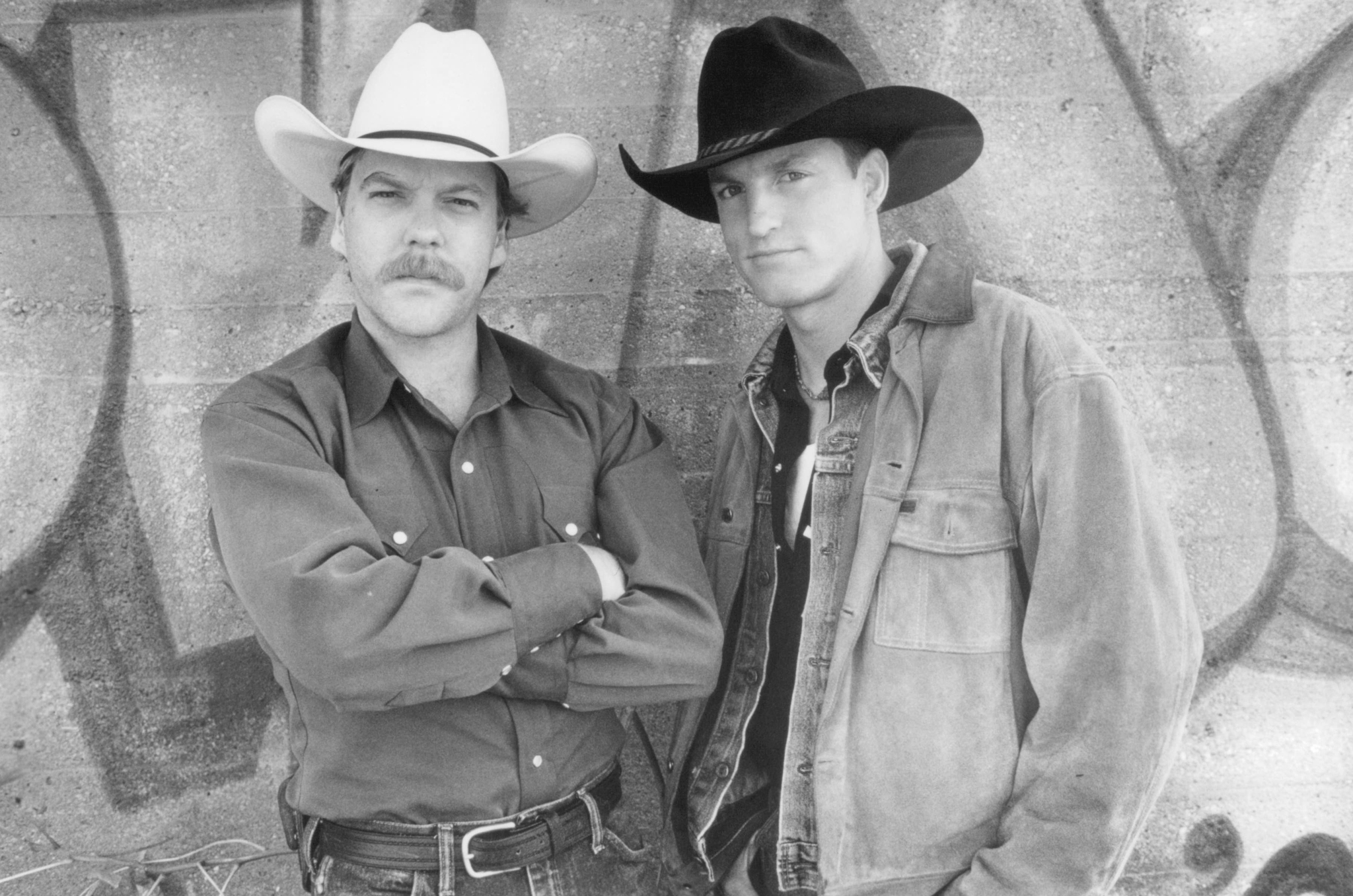 Still of Woody Harrelson and Kiefer Sutherland in The Cowboy Way (1994)