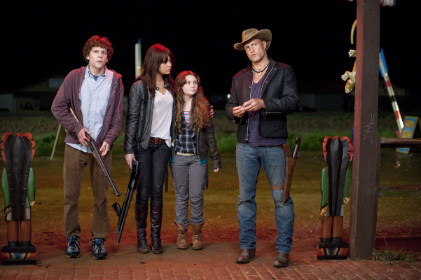 Still of Woody Harrelson, Jesse Eisenberg, Abigail Breslin and Emma Stone in Zombiu zeme (2009)