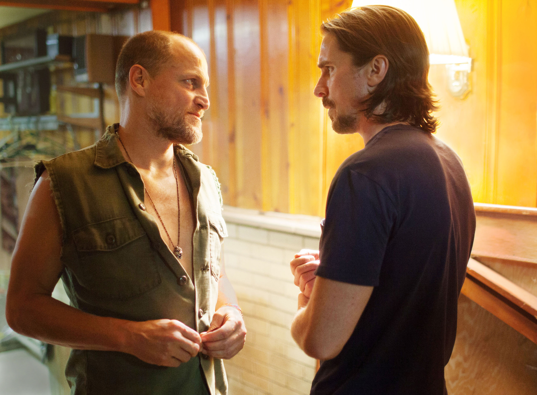 Still of Christian Bale and Woody Harrelson in Out of the Furnace (2013)