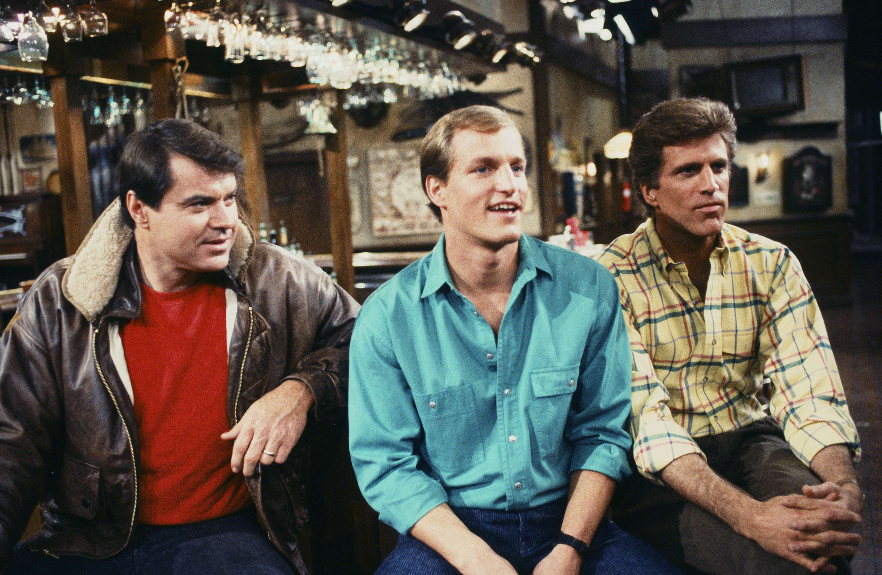 Still of Woody Harrelson, Ted Danson and Robert Urich in Cheers (1982)