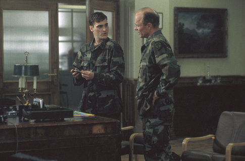 Still of Ed Harris and Joaquin Phoenix in Buffalo Soldiers (2001)