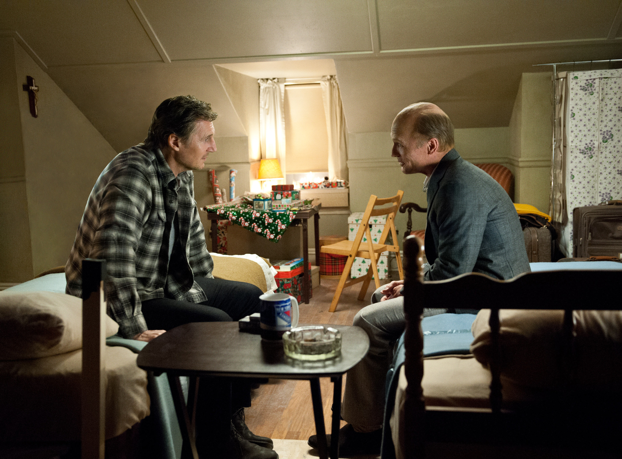 Still of Ed Harris and Liam Neeson in Begte visa nakti (2015)