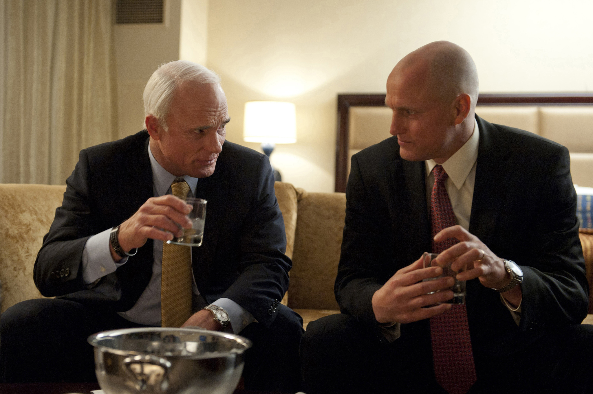 Still of Woody Harrelson and Ed Harris in Game Change (2012)