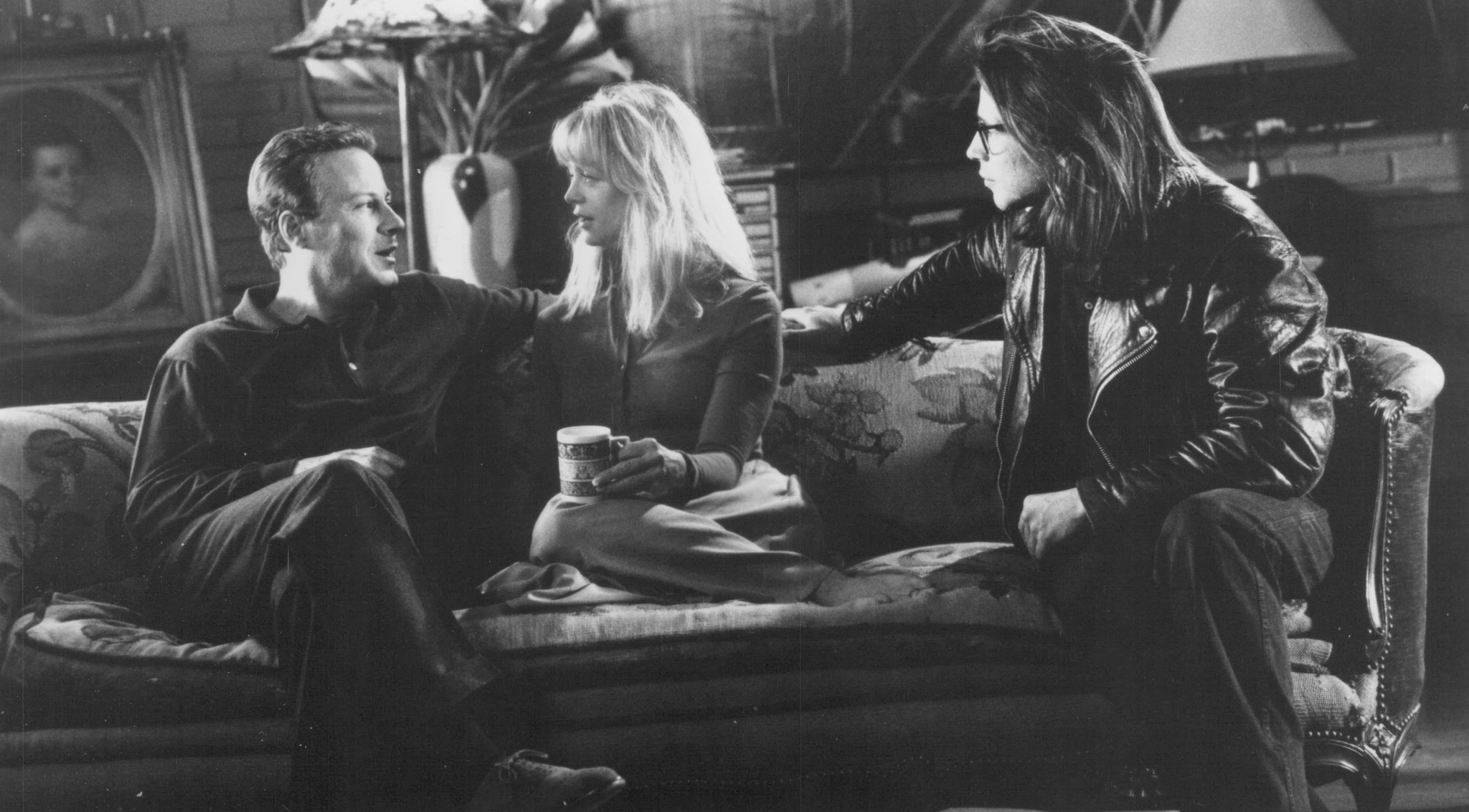 Still of Goldie Hawn and John Heard in Deceived (1991)