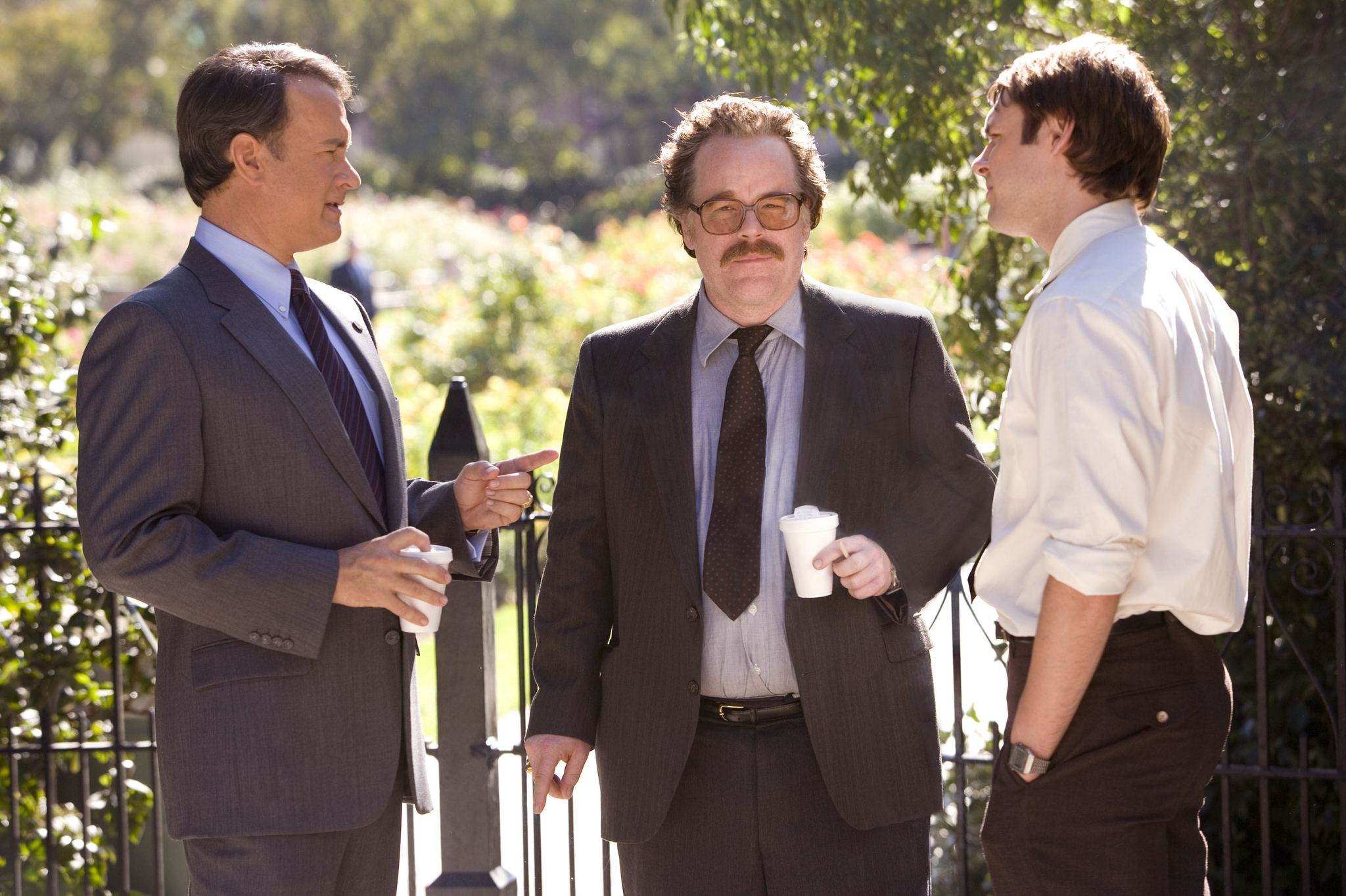 Still of Tom Hanks and Philip Seymour Hoffman in Charlie Wilson's War (2007)