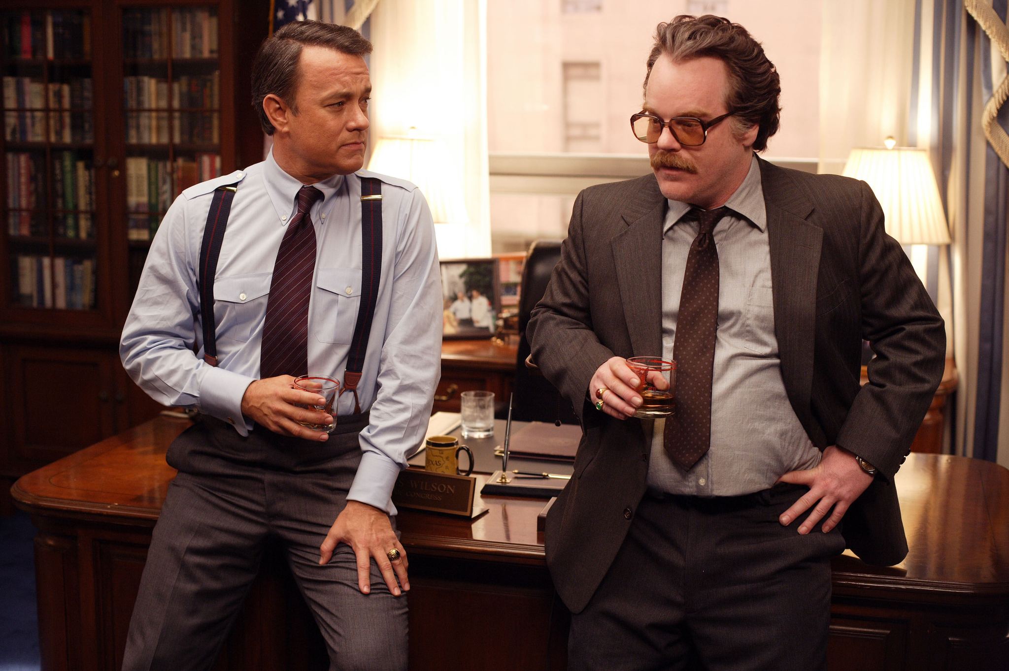 Still of Tom Hanks and Philip Seymour Hoffman in Charlie Wilson's War (2007)