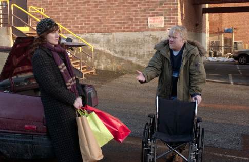 Still of Philip Seymour Hoffman and Laura Linney in The Savages (2007)