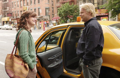 Still of Philip Seymour Hoffman and Laura Linney in The Savages (2007)