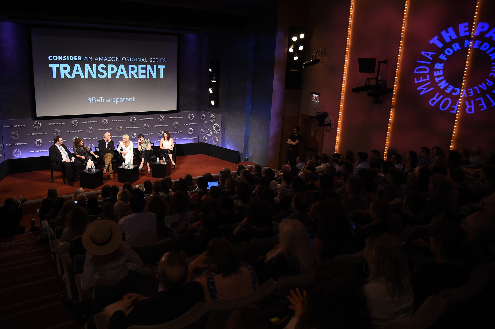Gaby Hoffmann, Jeffrey Tambor, Amy Landecker, Judith Light, Jill Soloway and Alan Sepinwall at event of Transparent (2014)