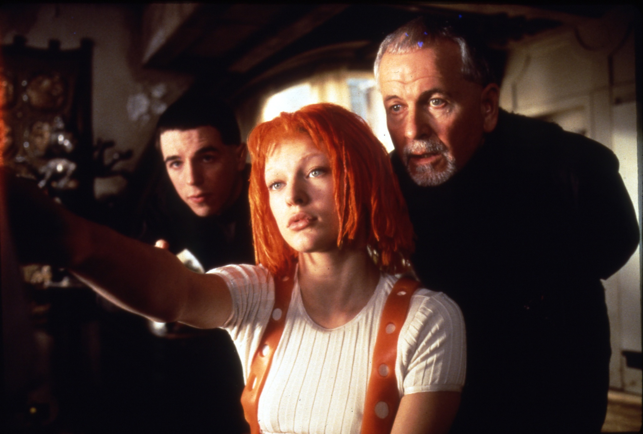 Still of Milla Jovovich and Ian Holm in Penktasis elementas (1997)