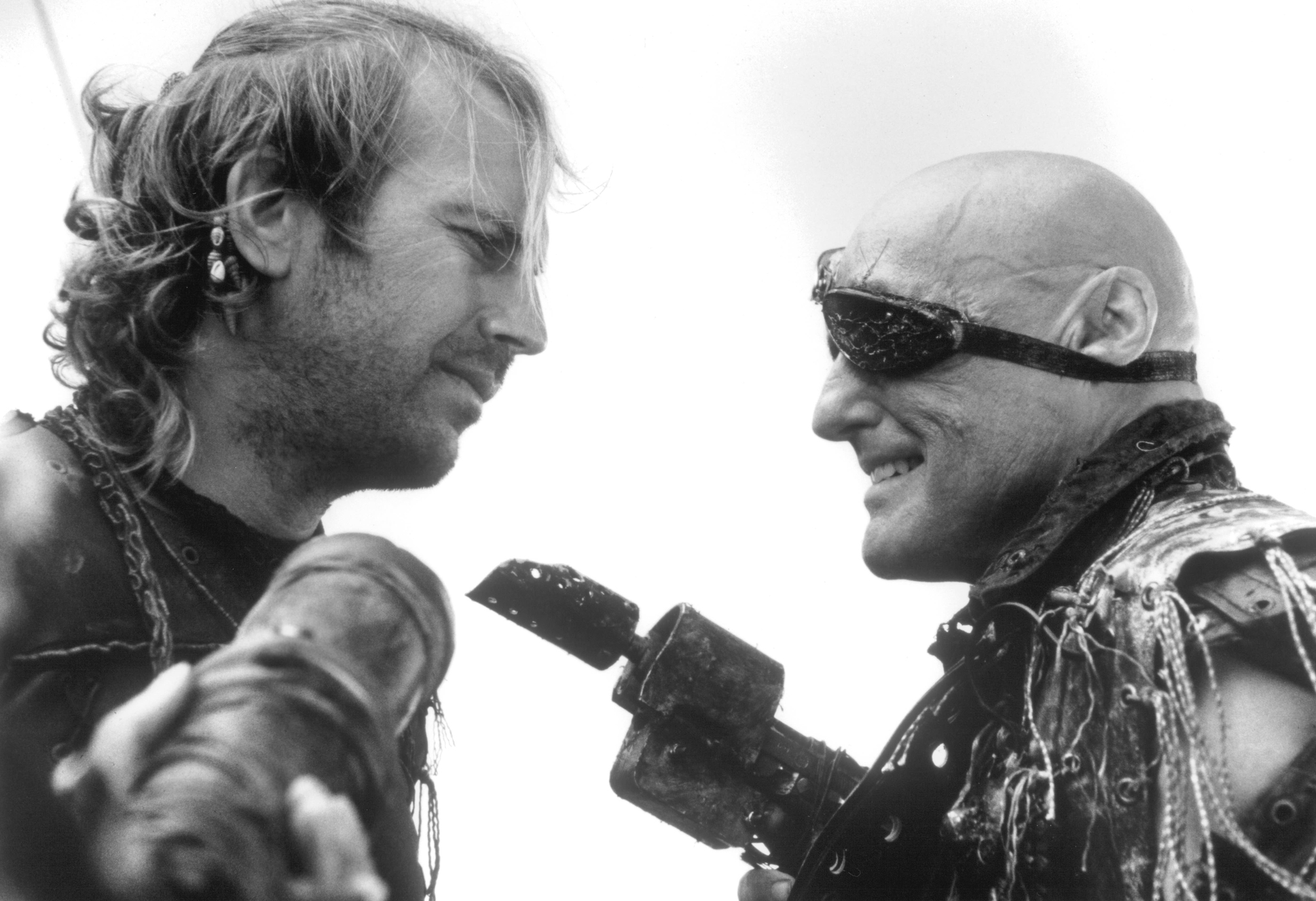 Still of Kevin Costner and Dennis Hopper in Waterworld (1995)