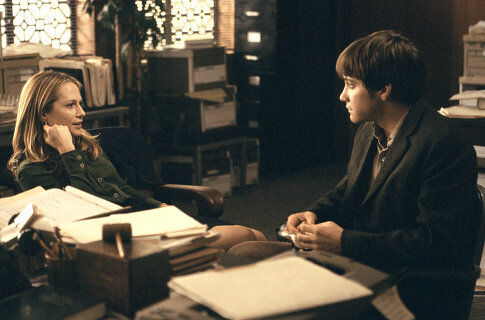 Still of Holly Hunter and Jake Gyllenhaal in Moonlight Mile (2002)