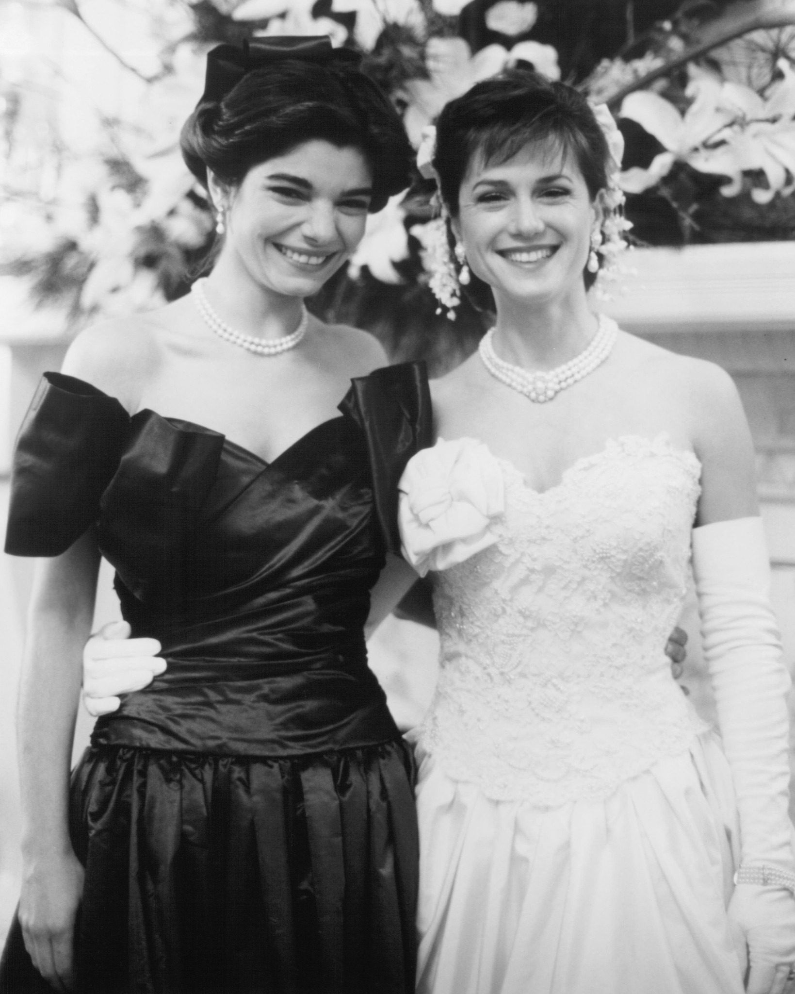 Still of Holly Hunter and Laura San Giacomo in Once Around (1991)