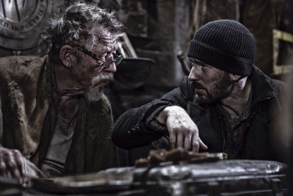 Still of John Hurt and Chris Evans in Sniego traukinys (2013)