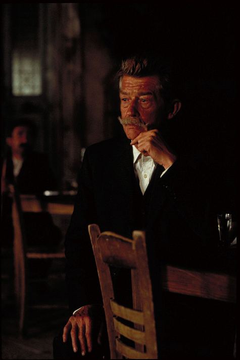 Still of John Hurt in Captain Corelli's Mandolin (2001)