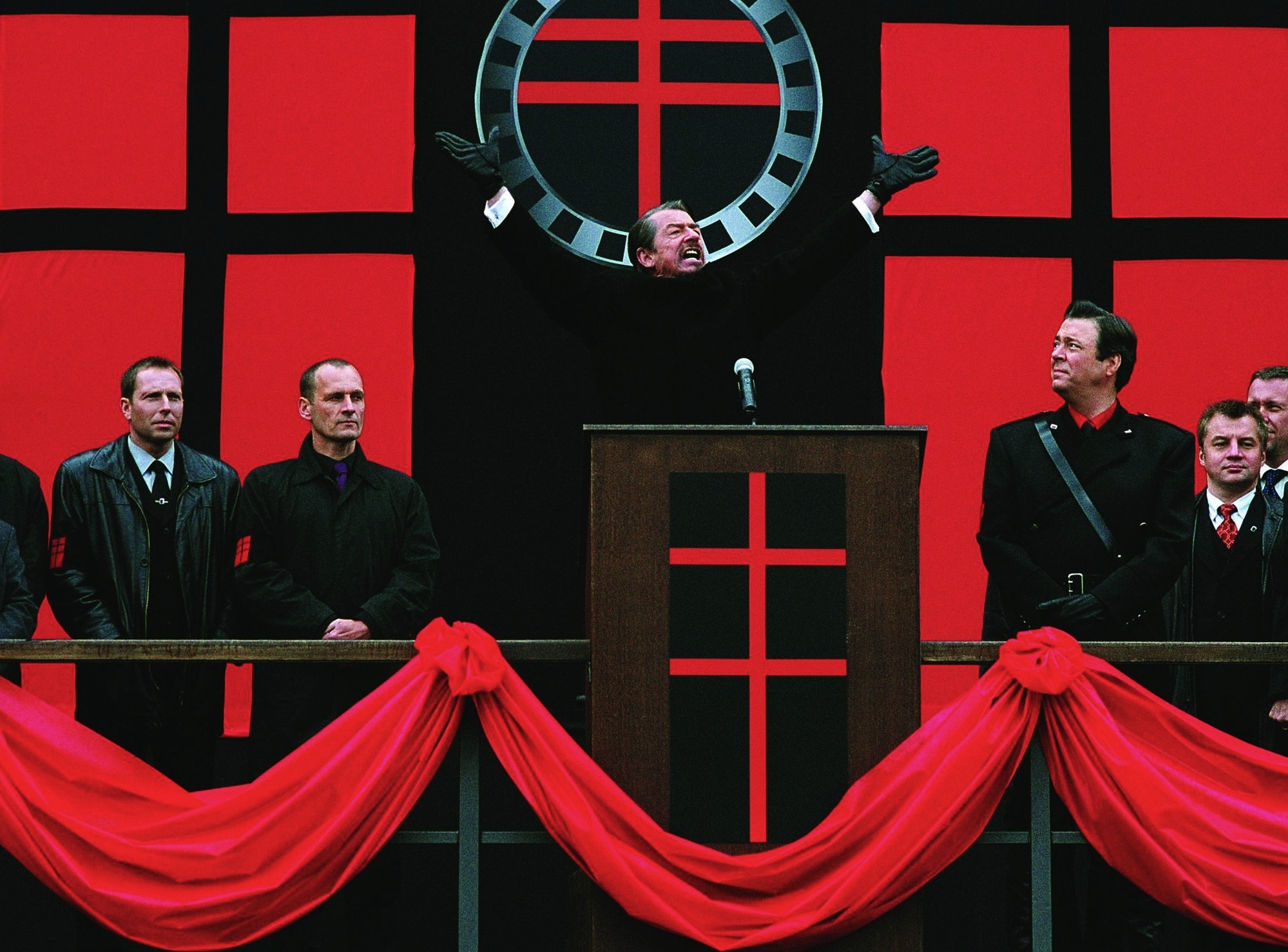 Still of Natalie Portman and John Hurt in V - tai Vendeta (2005)