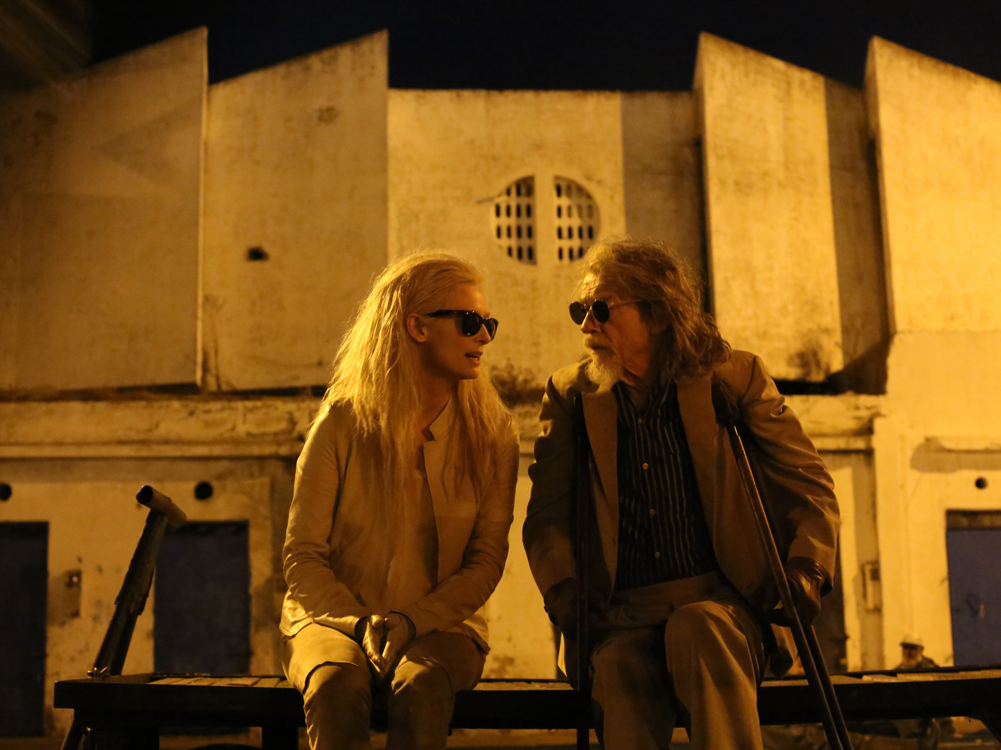 Still of John Hurt and Tilda Swinton in Isgyvena tik mylintys (2013)