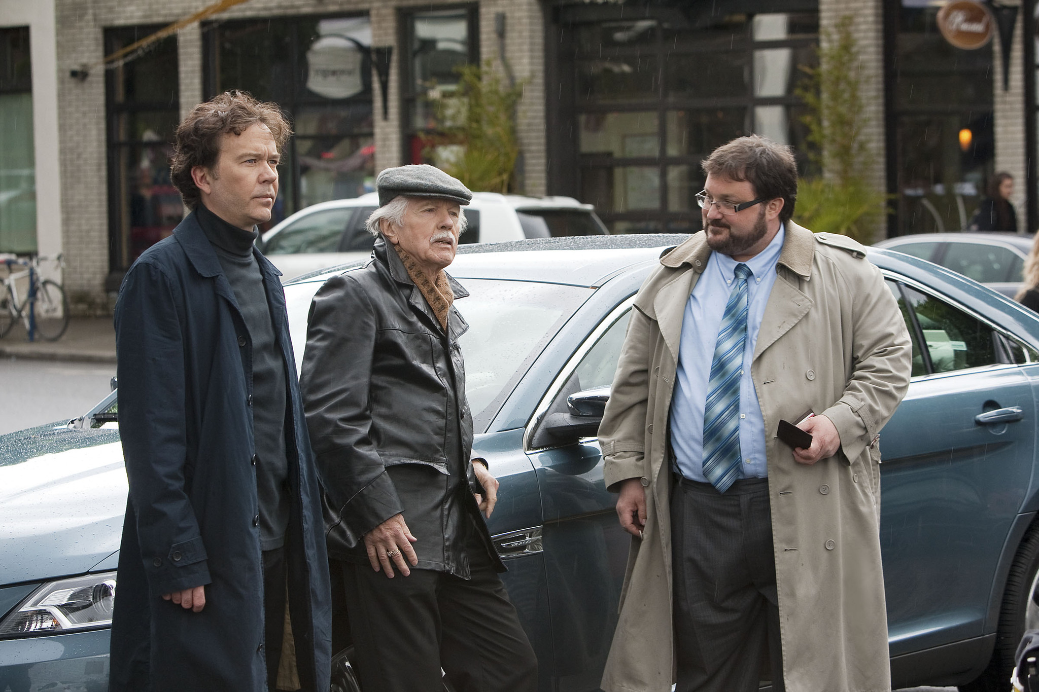 Still of Timothy Hutton and Tom Skerritt in Svieto lygintojai (2008)