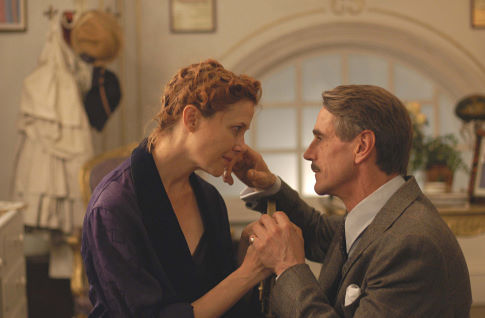 Still of Jeremy Irons and Annette Bening in Being Julia (2004)