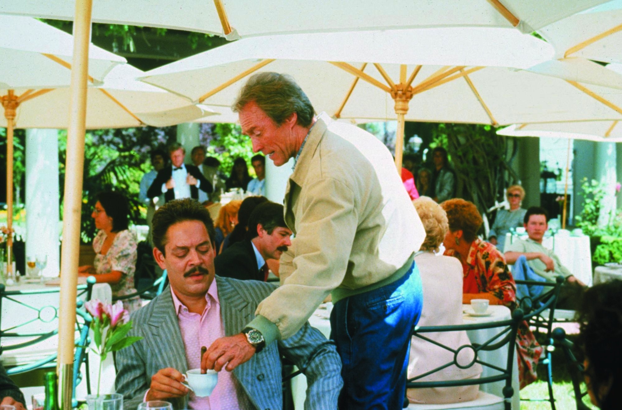 Still of Clint Eastwood and Raul Julia in The Rookie (1990)