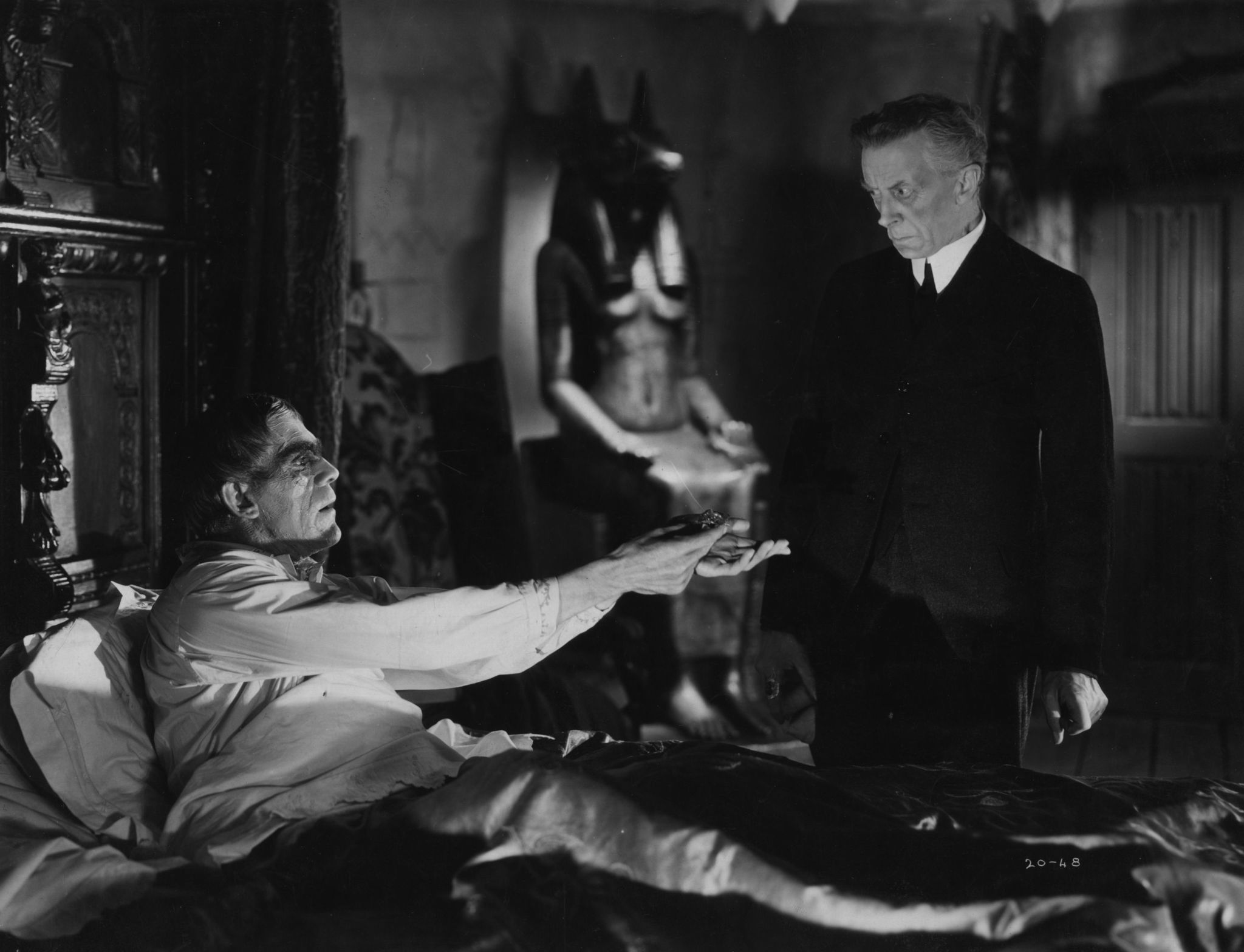 Boris Karloff and Ernest Thesiger at event of The Ghoul (1933)