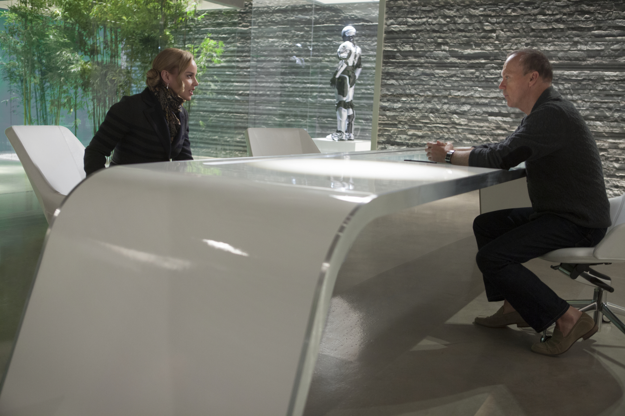 Still of Michael Keaton, Abbie Cornish and Joel Kinnaman in Robotas policininkas (2014)