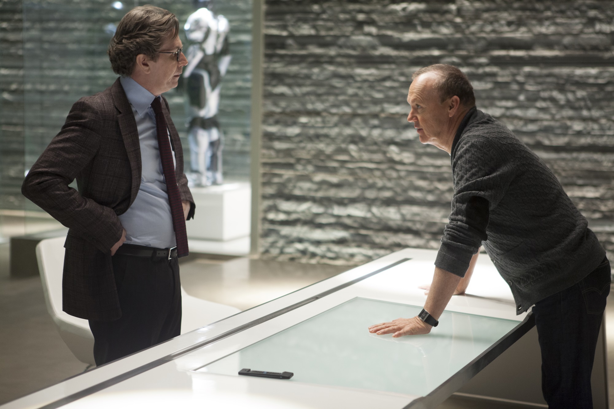 Still of Gary Oldman and Michael Keaton in Robotas policininkas (2014)