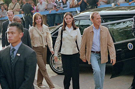 Still of Michael Keaton, Katie Holmes and Margaret Colin in First Daughter (2004)