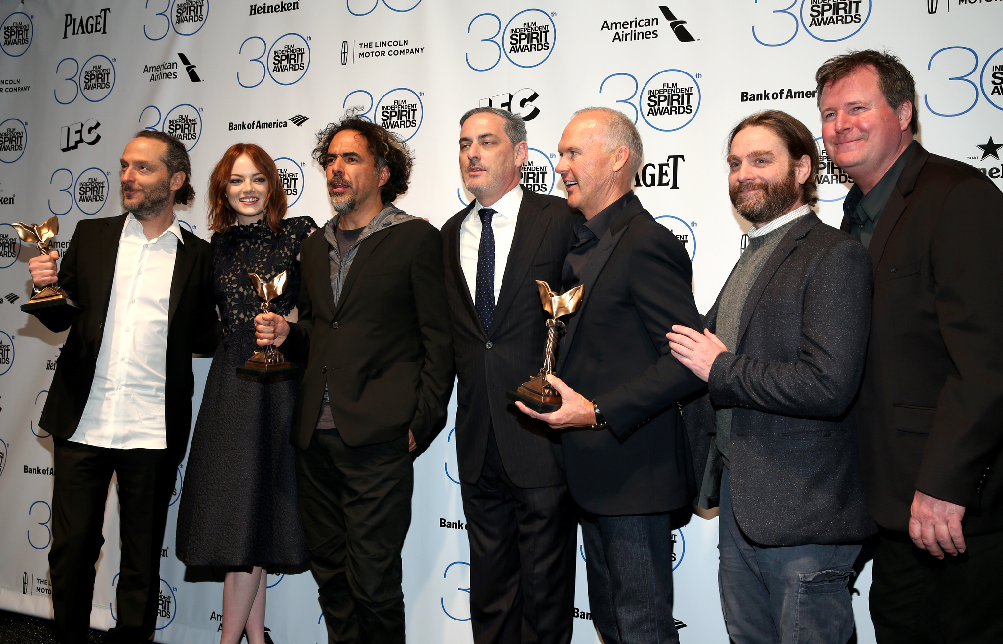 Michael Keaton, Zach Galifianakis, Alejandro González Iñárritu, Emmanuel Lubezki, John Lesher and Emma Stone at event of 30th Annual Film Independent Spirit Awards (2015)