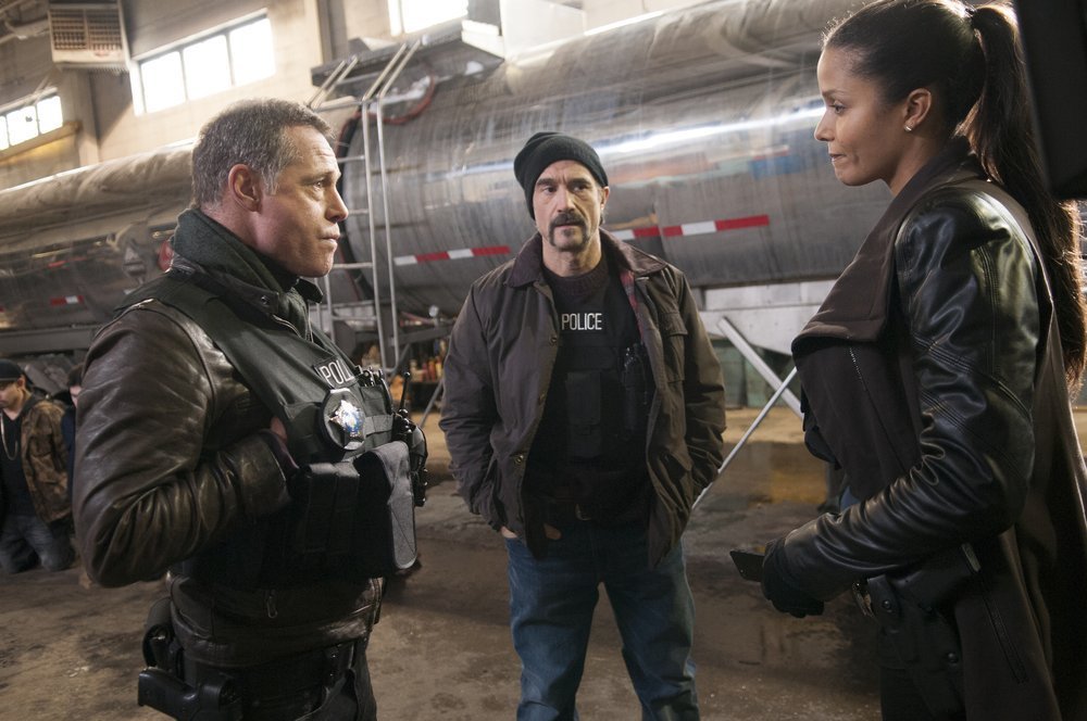 Still of Elias Koteas and Jason Beghe in Chicago P.D. (2014)