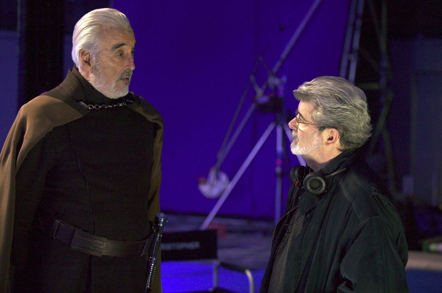 George Lucas and Christopher Lee in Zvaigzdziu karai. Situ kerstas (2005)