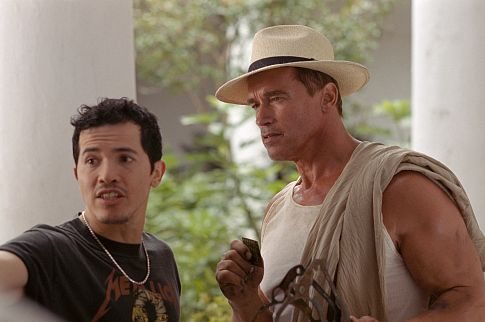 Still of Arnold Schwarzenegger and John Leguizamo in Kerstas (2002)