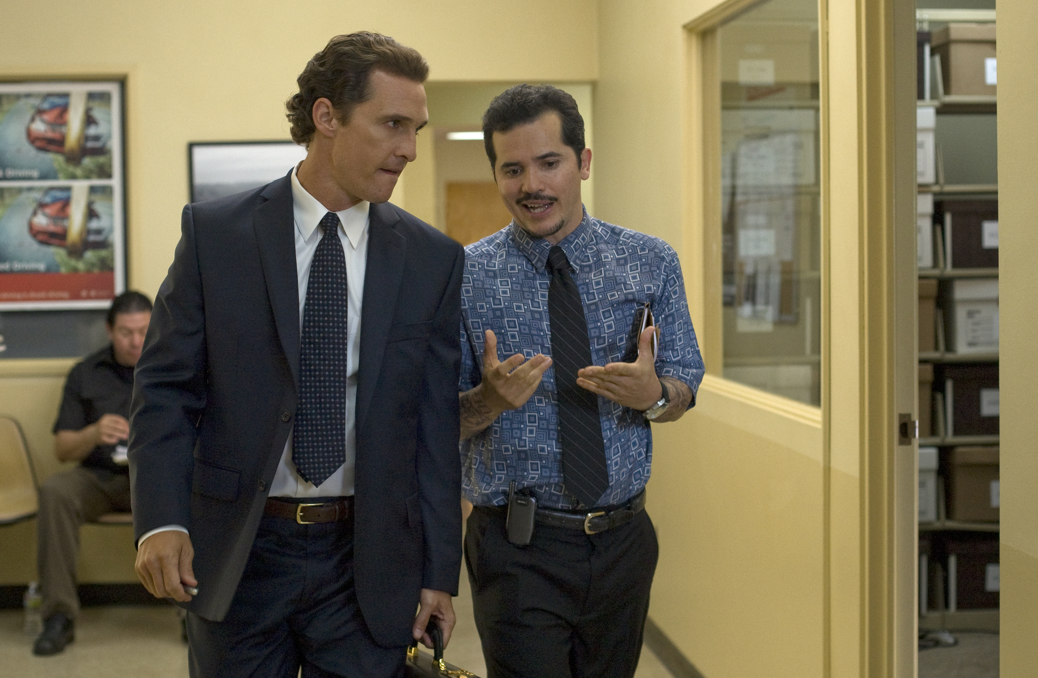 Still of Matthew McConaughey and John Leguizamo in Advokatas is Linkolno (2011)