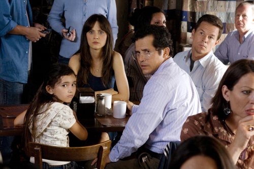 Still of Mark Wahlberg, John Leguizamo, Zooey Deschanel and Ashlyn Sanchez in Ivykis (2008)